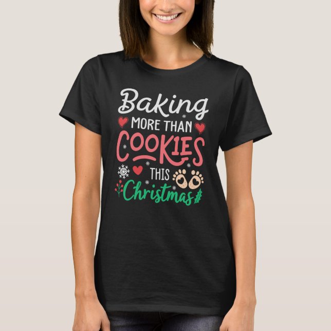 Gravid om julstämning på Baking Cookies T Shirt (Framsida)