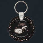 Gravid Rosa Glitter Sonogram Ultrasound Photo Nyckelring<br><div class="desc">Gravid Sonogram Ultraljudsfoto Ny mamma-nyckelkedja kan anpassas helt efter dina behov kostym. © Gorjo Designs. Gade åt dig via Zazzle-plattformen. // Obs! Fotot som används är endast en platshållarbild. Du måste byta ut det mot ett eget foto innan du beställer eller skriver ut det. Kontakta mig om du behöver hjälp...</div>