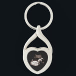 Gravid Tillkännagivande Sonogram Mon som skall hjä Twisted Heart Silverfärgad Nyckelring<br><div class="desc">Ljuset sätt att meddela din gravid till Mor/mormor/Pappa/morfar/Godfar/morbror osv. Lägg till ditt eget sonogram bild. // Made åt dig via Zazzle- plattformen. // Obs! Fotot som används är endast en platshållarbild. Du måste byta ut det mot ett eget foto innan du beställer eller skriver ut det. Kontakta mig om du...</div>