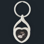 Gravid Tillkännagivande Sonogram Mon som skall hjä Twisted Heart Silverfärgad Nyckelring<br><div class="desc">Ljuset sätt att meddela din gravid till Mor/mormor/Pappa/morfar/Godfar/morbror osv. Lägg till ditt eget sonogram bild. // Made åt dig via Zazzle- plattformen. // Obs! Fotot som används är endast en platshållarbild. Du måste byta ut det mot ett eget foto innan du beställer eller skriver ut det. Kontakta mig om du...</div>