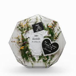 Graviditetsannonsering med vildblommor present bab