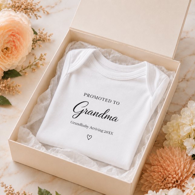 Graviditetspresent till mormor t shirt (Pregnancy Reveal Gift for Grandma Baby Bodysuit)