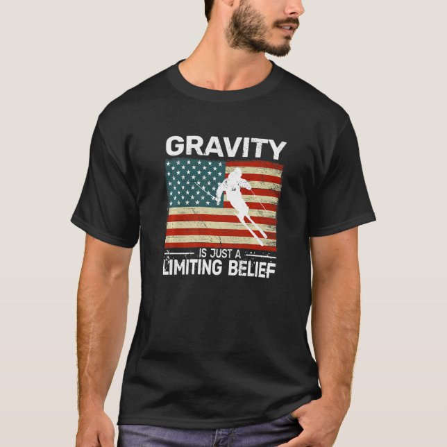 Gravity is just a Limiting Belief US Flag snow ski T Shirt (Framsida)