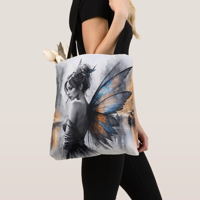 Gravt brunettminimalism i stadsskum tygkasse (Närbild)