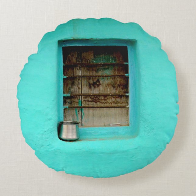 GRAY STEEL CONTAINER ON WINDOW WITH TEAL PAINT RUND KUDDE (Framsidan)