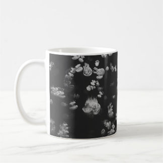 GRAYSCALE PHOTOGRAFI AV SHOAL AV JELLYFISH KAFFEMUGG