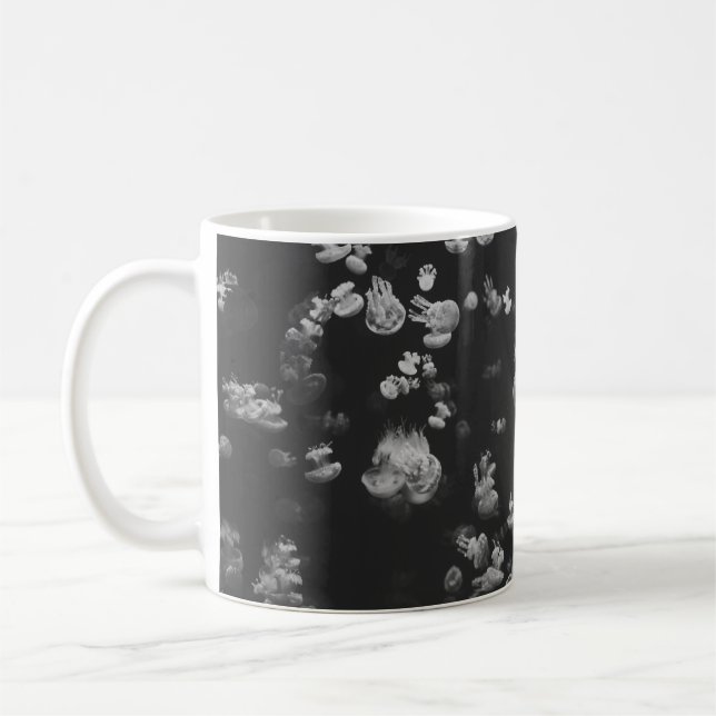 GRAYSCALE PHOTOGRAFI AV SHOAL AV JELLYFISH KAFFEMUGG (Vänster)
