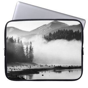 GRAYSCALE PHOTOGRAFI AV SJÖ NÄRA GRÄS TRÄD LAPTOP FODRAL