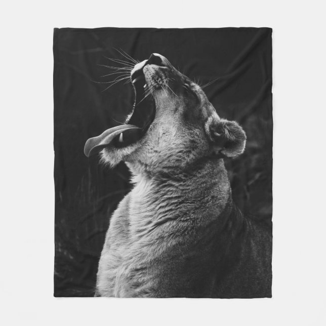 GRAYSCALE PHOTOGRAFI AV YAWNING LIONESS FLEECEFILT (Framsidan)