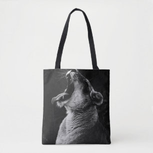GRAYSCALE PHOTOGRAFI AV YAWNING LIONESS TYGKASSE
