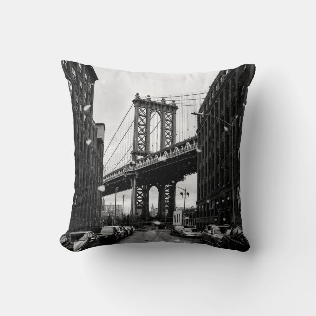GRAYSCALE PHOTOGRAPHY OF BROOKLYN BRIDGE KUDDE (Framsida)