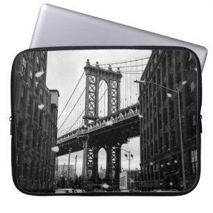 GRAYSCALE PHOTOGRAPHY OF BROOKLYN BRIDGE LAPTOP FODRAL
