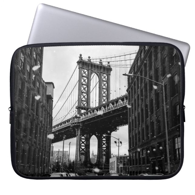 GRAYSCALE PHOTOGRAPHY OF BROOKLYN BRIDGE LAPTOP FODRAL (Framsidan)