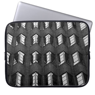 GRAYSCALE PHOTOGRAPHY OF CITY BYGGNAD LAPTOP FODRAL