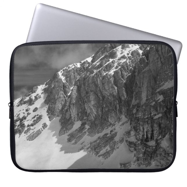 GRAYSCALE PHOTOGRAPHY OF MOUNTAIN LAPTOP FODRAL (Framsidan)