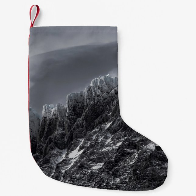 GRAYSCALE PHOTOGRAPHY OF MOUNTAIN LITEN JULSTRUMPA (Framsidan)