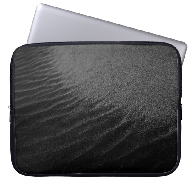 GRAYSCALE PHOTOGRAPHY OF SAND LAPTOP FODRAL (Framsidan)