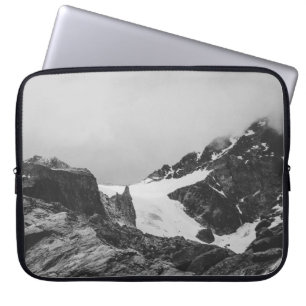 GRAYSCALE PHOTOGRAPHY OF SNÖ COVER MOUNTAIN LAPTOP FODRAL