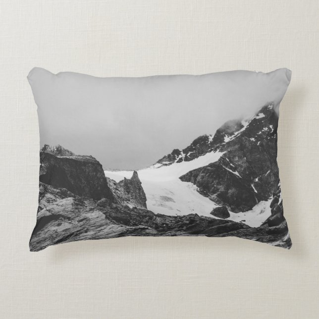 GRAYSCALE PHOTOGRAPHY OF SNÖ COVER MOUNTAIN PRYDNADSKUDDE (Framsidan)
