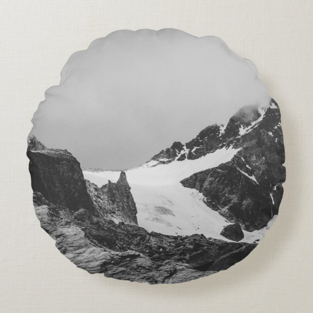 GRAYSCALE PHOTOGRAPHY OF SNÖ COVER MOUNTAIN RUND KUDDE (Framsidan)