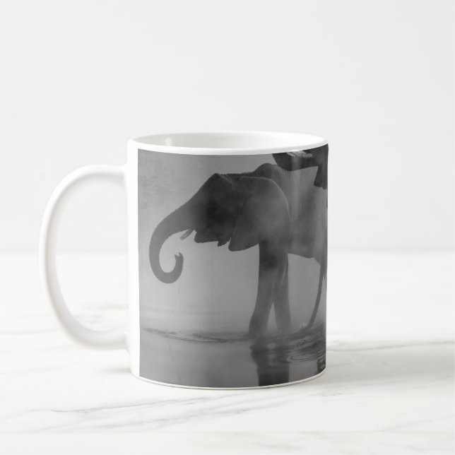 GRAYSKALA FOTO AV ELEPHANTS DRINKING VATTEN KAFFEMUGG (Vänster)