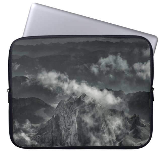 GRAYSKALA FOTO AV MOUNTAINRANGE LAPTOP FODRAL (Framsidan)