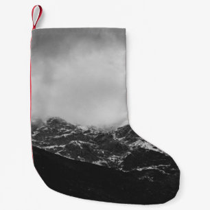 GRAYSKALA FOTO AV SNÖ SOM OMFATTAS AV MOUNTAIN LITEN JULSTRUMPA