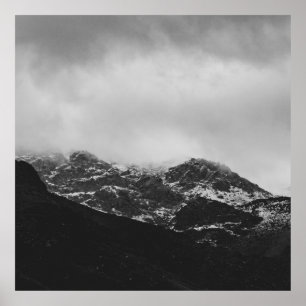 GRAYSKALA FOTO AV SNÖ SOM OMFATTAS AV MOUNTAIN POSTER