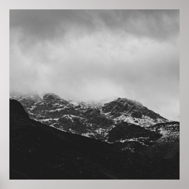 GRAYSKALA FOTO AV SNÖ SOM OMFATTAS AV MOUNTAIN POSTER (Framsidan)