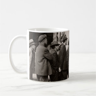 GRAYSKALA FOTOGRAFI AV MANAR SOM STÅR NÄRA HUSET KAFFEMUGG