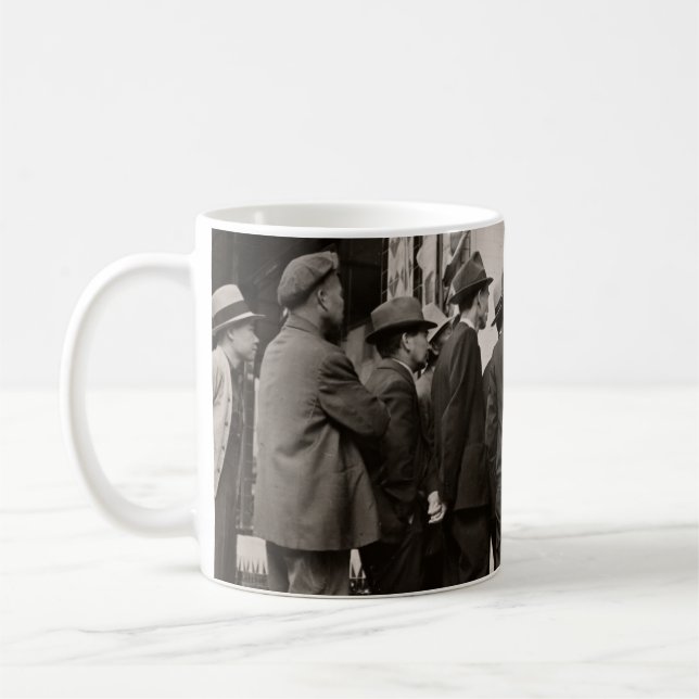 GRAYSKALA FOTOGRAFI AV MANAR SOM STÅR NÄRA HUSET KAFFEMUGG (Vänster)
