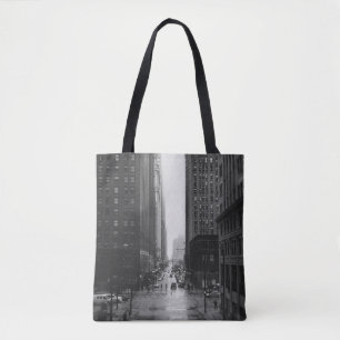 GRAYSKALE PHOTO OF CITY STREET TYGKASSE