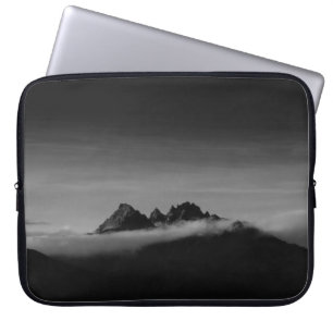 GRAYSKALFOTO AV MOUNTAIN TÄCKT MED NEDLAG LAPTOP FODRAL