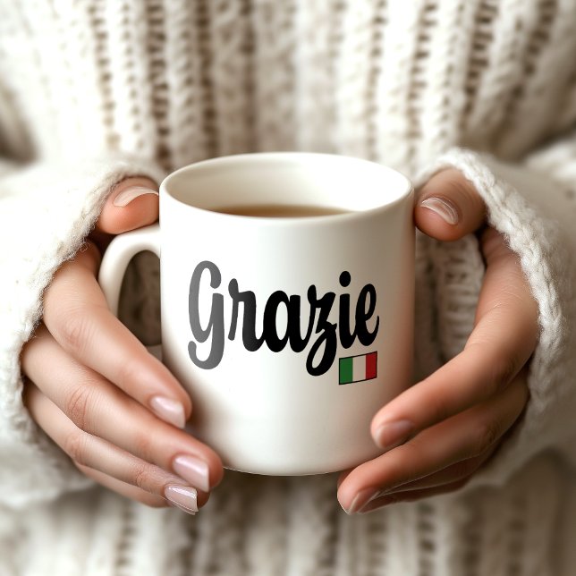 Grazie (Tack) Italienska Flaggans Mugg (Woman's hands holding a white mug that says Grazie with an Italian flag. A lovely thank you gift!)