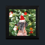 Great dane med Julgran Gift Boxes Santa Hat Minnesask<br><div class="desc">En söt Great dane-hund som bär Red Santa Hat och som pockar framför vackert dekorerade Julgran,  med presentboxar snö,  nalle,  julprydnader. En perfekt på julen!</div>
