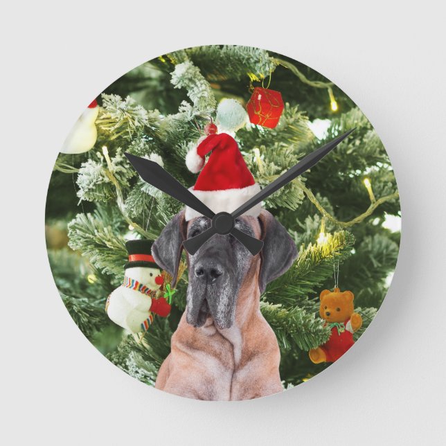 Great Dane med julgran presentlådor tomtehatt Rund Klocka (Framsida)