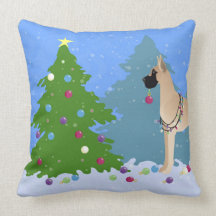 great dane som dekorerar Julgran i skog