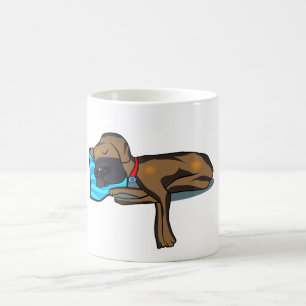 Great dane som sovar på soffan kaffemugg