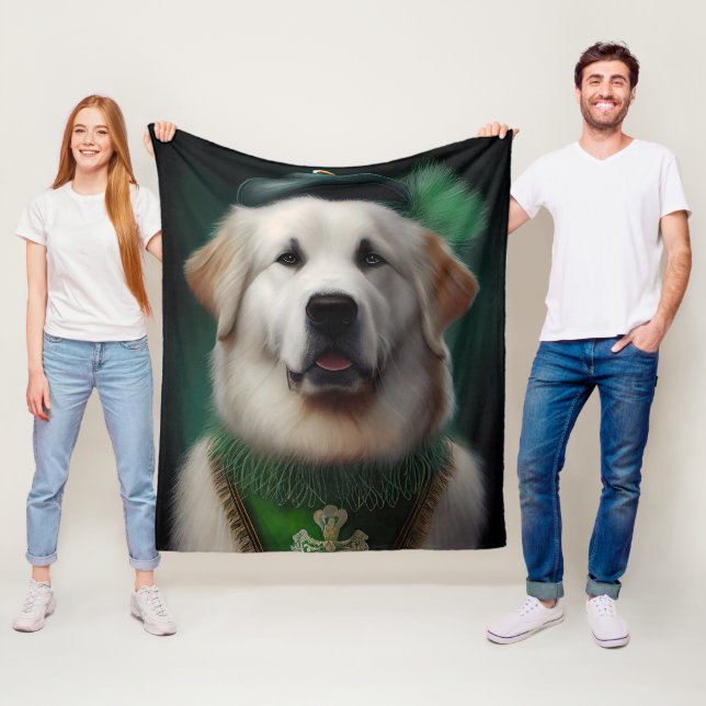Great Pyrenees Hund i St. Patricks Dag Dräkt Fleecefilt (På plats)