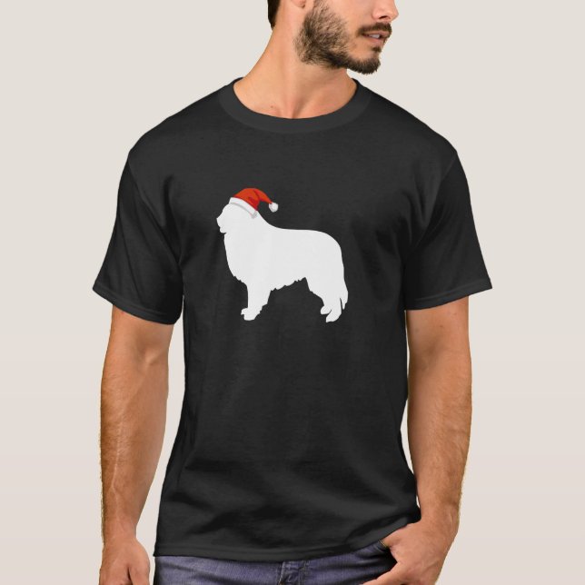 Great Pyrenees Wearing Santa Hat Christmas Dog  T Shirt (Framsida)