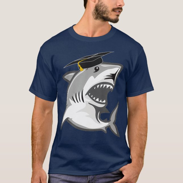 Great White Shark Graduation Cap Class of 2021 T Shirt (Framsida)