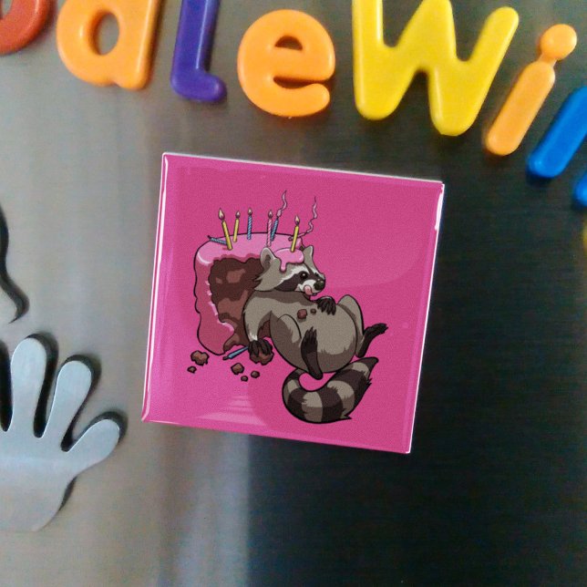 Greedy Raccoon Fullt of Birthday Cake Tecknad Magnet (Skapare uppladdad)