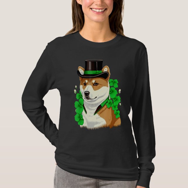 Green Akita Inu shamrock on St Patricks Day Akita  T Shirt (Framsida)