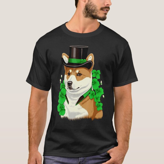 Green Akita Inu shamrock on St Patricks Day Akita  T Shirt (Framsida)