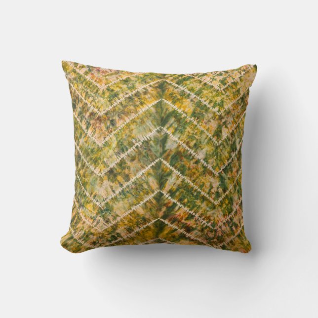 Green and Gold Tie Dye Chevron Pattern Kudde (Framsida)