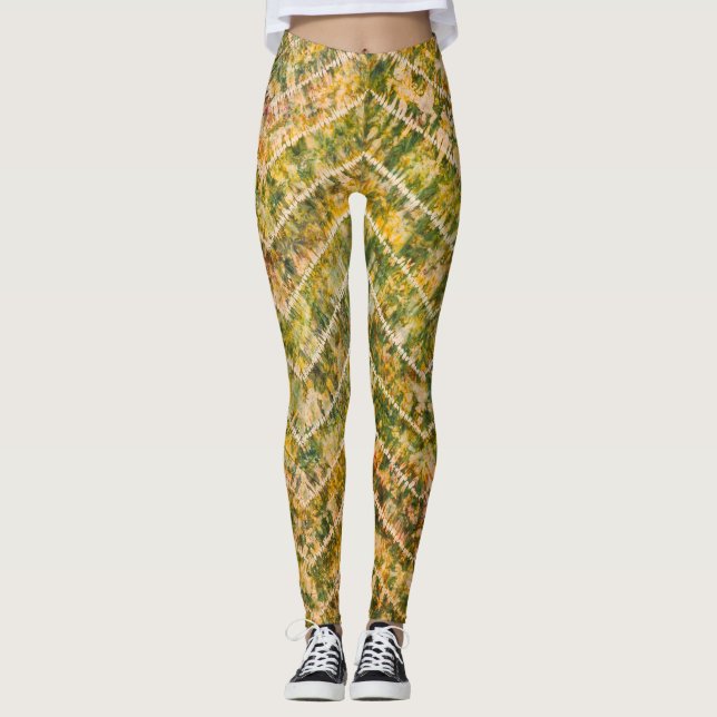 Green and Gold Tie Dye Chevron Pattern Leggings (Framsida)