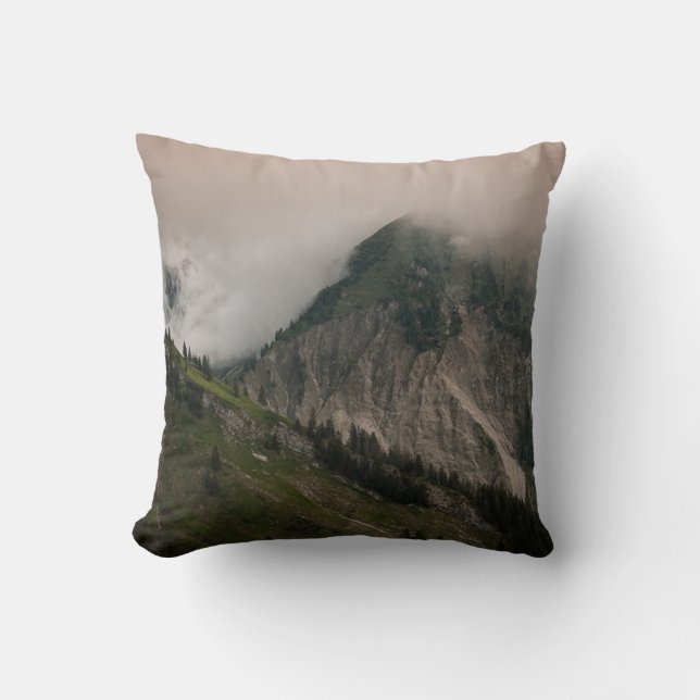 GREEN AND GRAY MOUNTAIN UNDER WHITE CLOUDS KUDDE (Framsida)