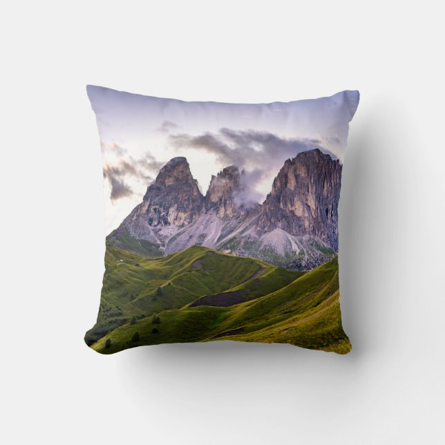 GREEN AND GRAY MOUNTAINS UNDER WHITE CLOUDS DURING KUDDE (Framsida)