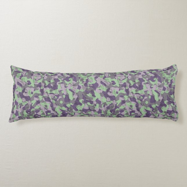 green and purple camo abstract kroppskudde (Framsidan)