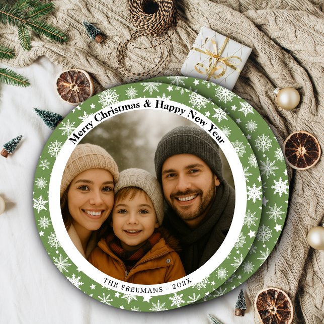 Green and White Snowflakes Holiday Photo Julkort (Modern green and white snowflake border round Christmas card)